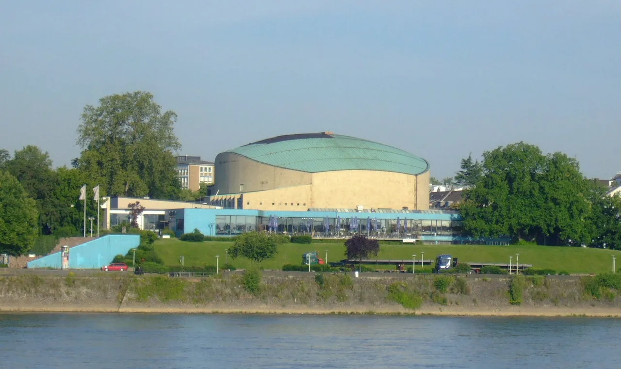 Beethovenhalle von der Rheinseite mit grünem Dach