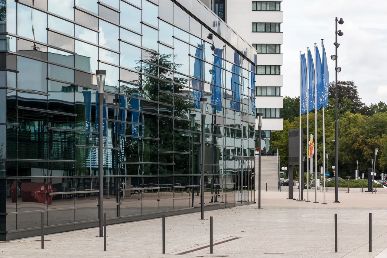 Gläserne Außenfassade und Vorplatz des World Conference Center Bonn